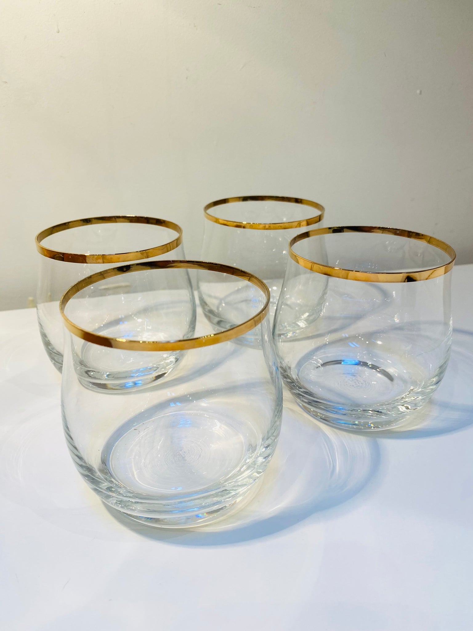 Set of 4 clear glasses tumblers with gold rim detail