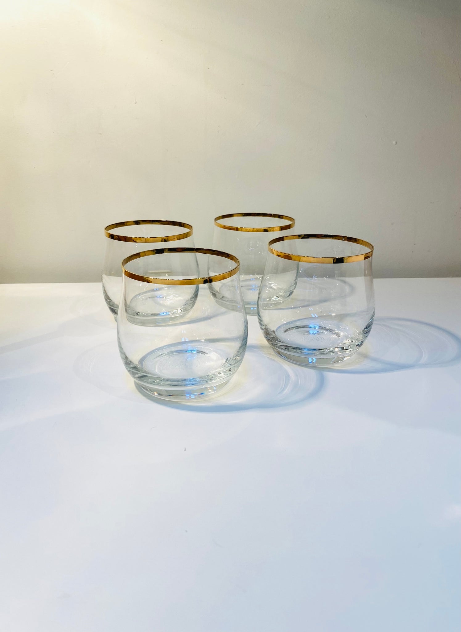 Set of 4 clear glasses tumblers with gold rim detail