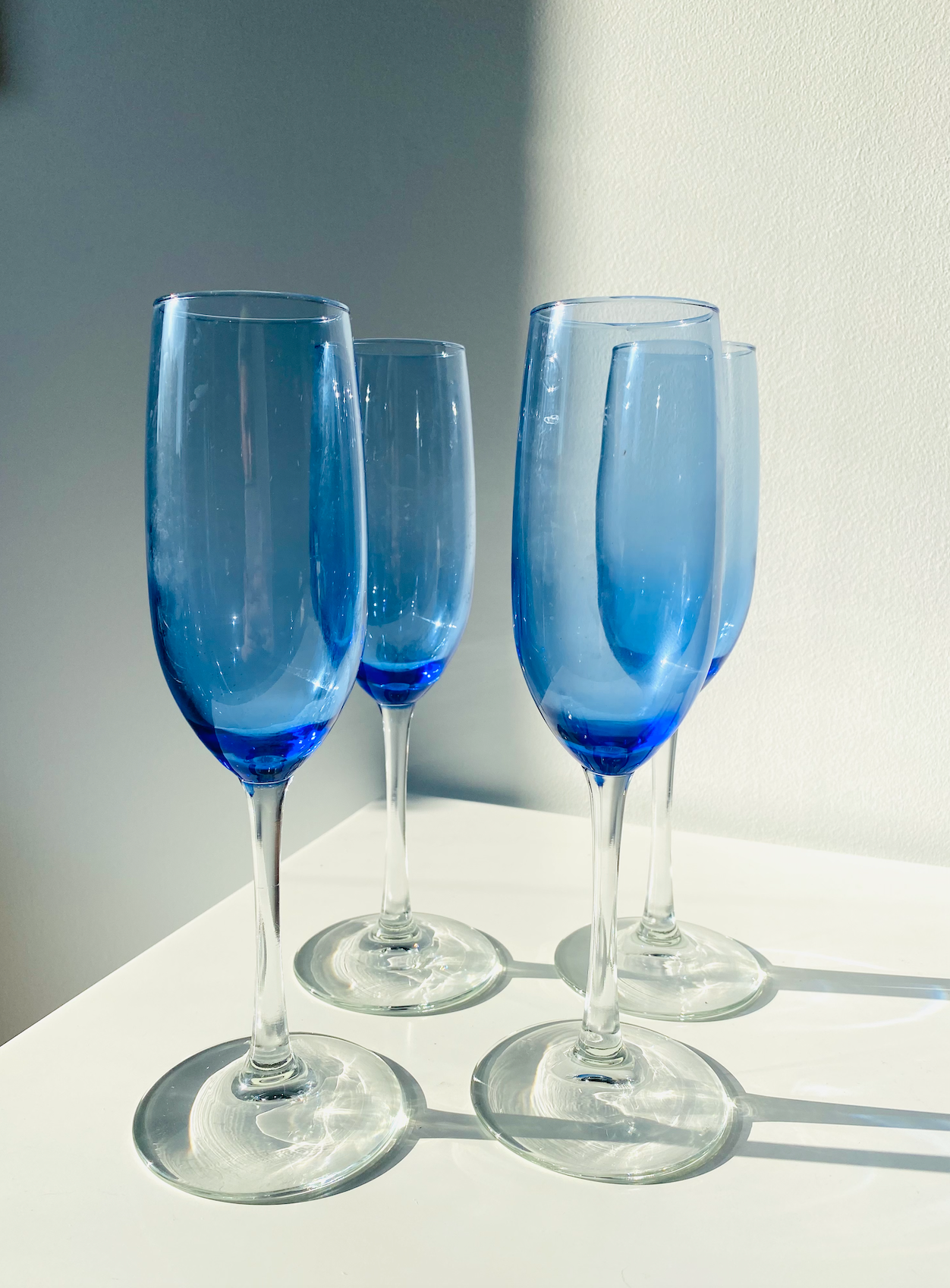 Set of 4 blue champagne flutes