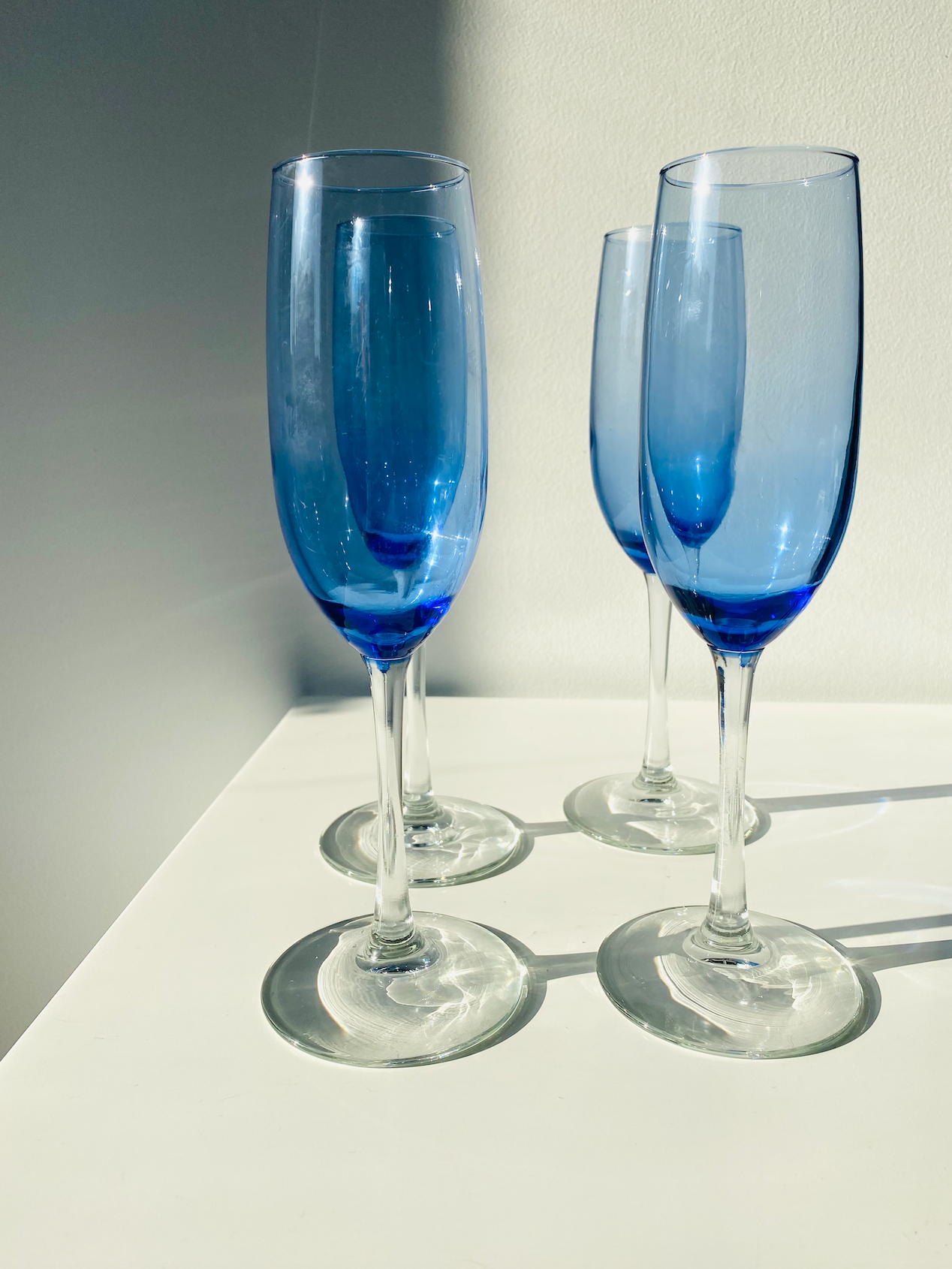 Set of 4 blue champagne flutes